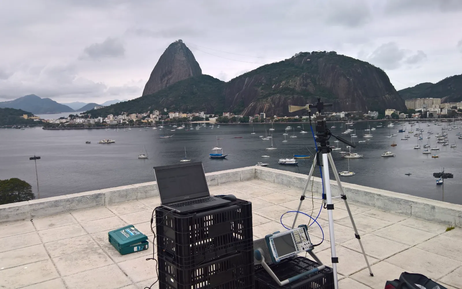 Conjunto de medição de interferência em cobertura no Rio de Janeiro, com antena corneta, analisador de espectro e sistema automatizado de posicionamento