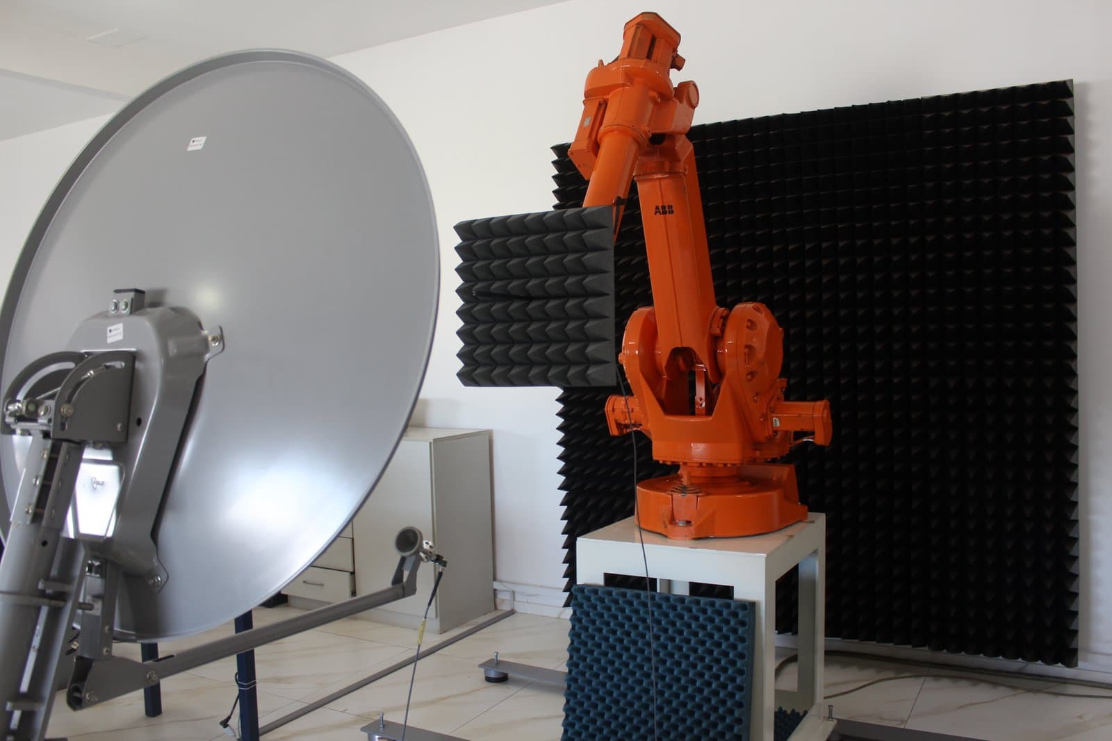 Sistema de medição de antenas RF com refletor, posicionador robotizado e absorvedores eletromagnéticos